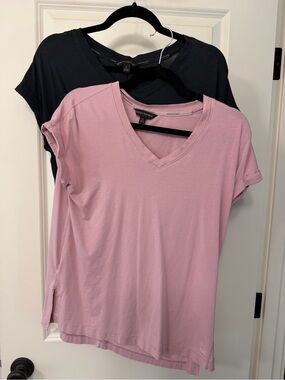 Banana Republic (S black / XS Pink) V-Neck Short Sleeve Tee